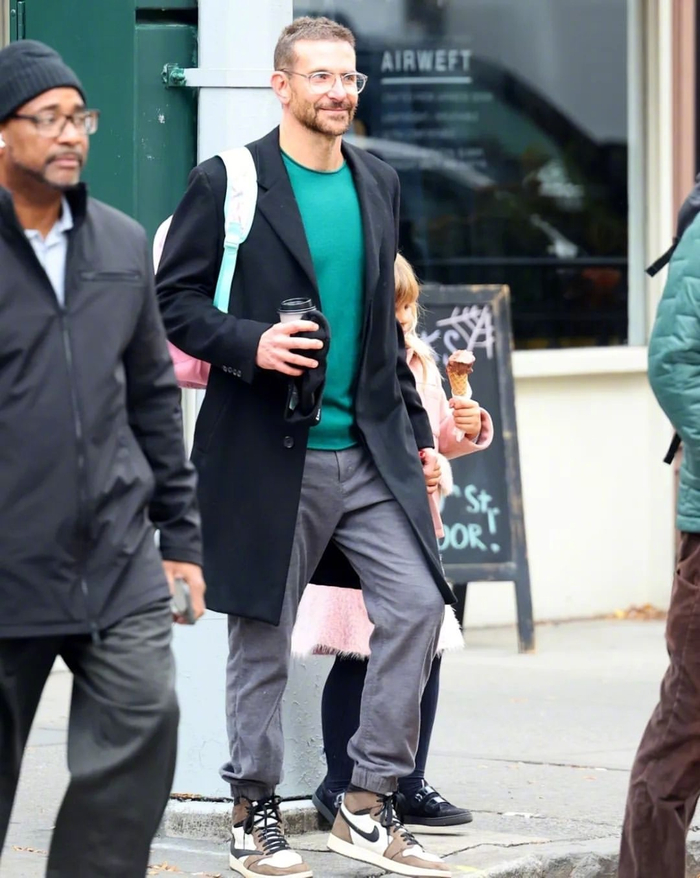 接女儿放学的布莱德利·库珀……__财经头条