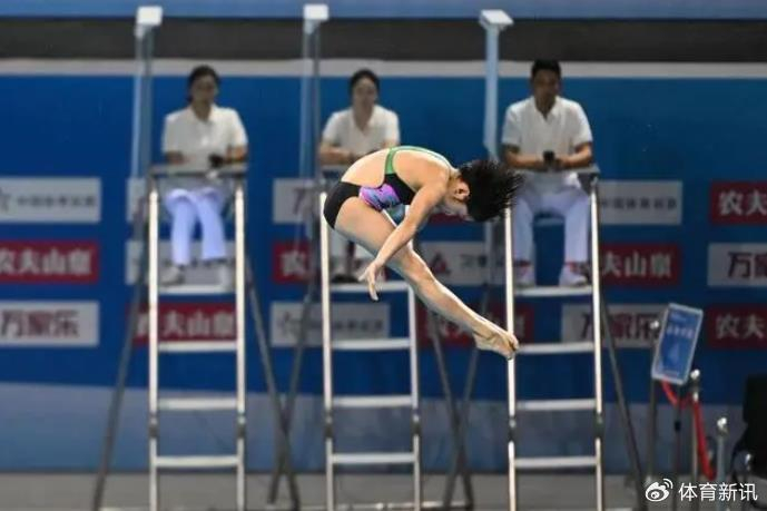 全国跳水锦标赛,年仅12岁小将李蕊汐以出色表现,获得女子10米台冠军