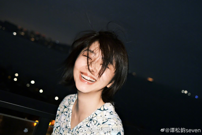 谭松韵碎花衬衣随拍对镜笑甜度超标