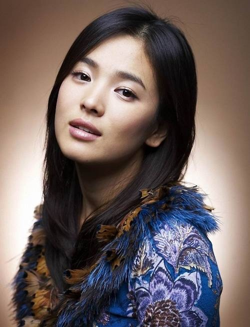 宋慧乔最新机场照被称为身材小巧玲珑但是真人有些胖