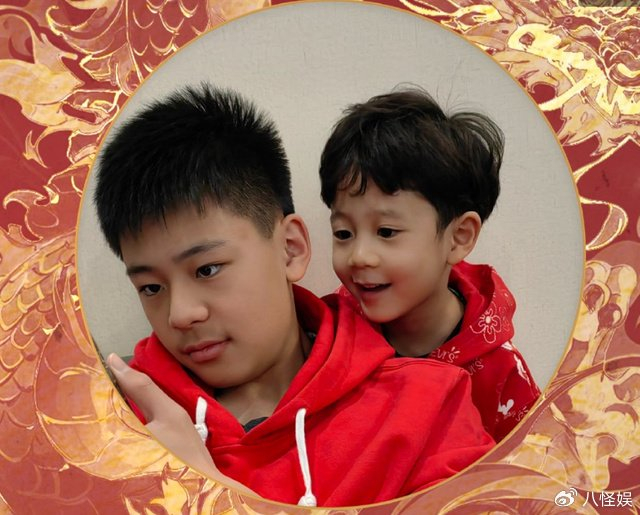 蔡国庆早起送儿子上学妻子长相路人生的儿子却个个帅的不得了