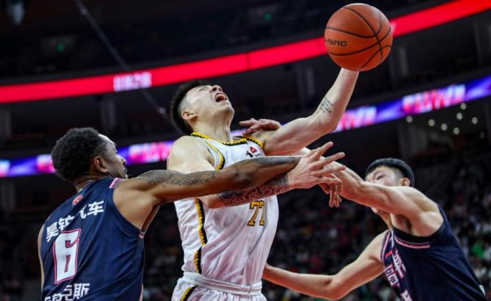 广东宏远vs辽宁男篮万众瞩目双塔围剿周琦杨鸣激活亚当斯
