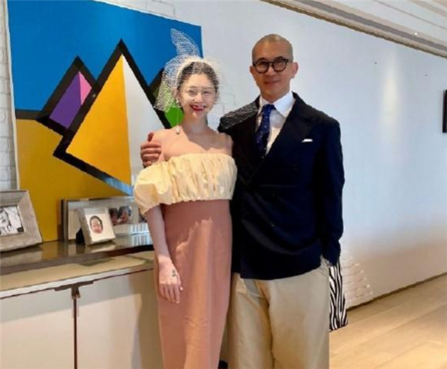 具俊晔高调宣传会守护大S一辈子，结婚纪念日送她一条裙子当礼物|徐熙媛|活动|两个人|汪小菲|离婚_新浪娱乐_新浪新闻