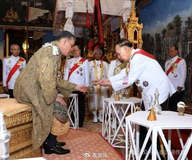 王室大葬礼:泰国国王王后为他送行...|诗琳通公主|玛哈·哇集拉隆功|普桑亲王|斯瓦斯蒂|亲王_新浪新闻