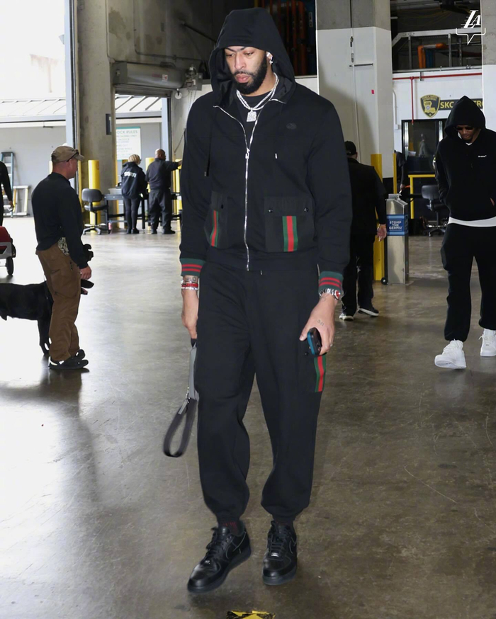 今日nba收官战西部球员入场穿搭look谁是最佳型男