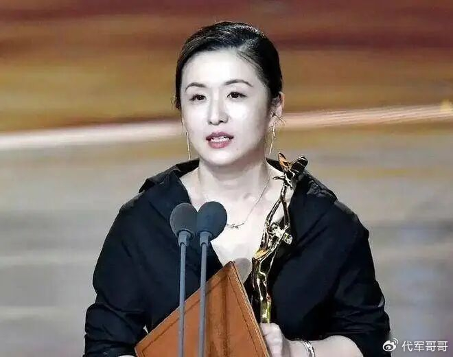 网友呼吁撤掉秦雯“三八红旗手”和所获白玉兰奖项,本人不敢回应|秦雯|红旗手|编剧_新浪新闻