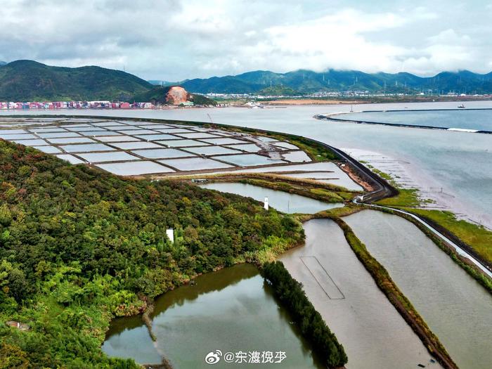 网友@东海沙子 投稿:近日,行摄于北仑梅山岛盘峙码头