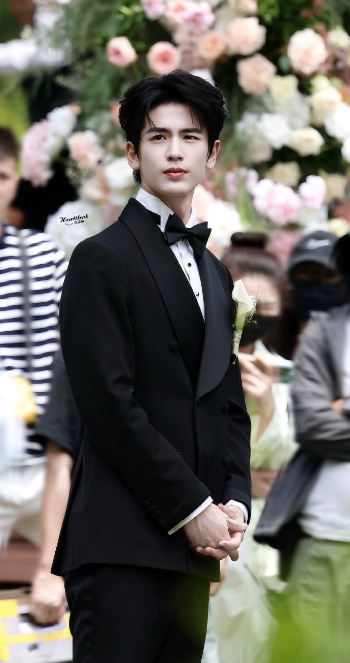 何苏叶新郎官来了,西装造型也太矜贵帅气了吧,嫁人就嫁何医生