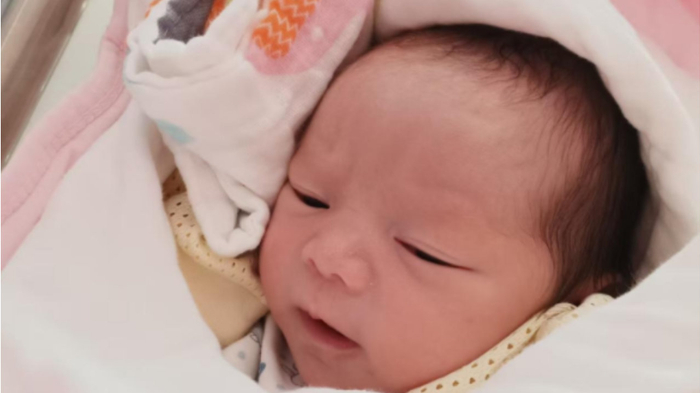 宝宝手上有3个动作，也是典型“聪明相”偷着乐吧