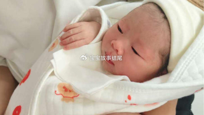 “跟妈睡”和“跟奶睡”区别有多大？3个方面影响深远