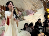 42岁歌手金莎近况曝光！婚礼现场演唱三首歌曲，宾客只顾吃席没人搭理