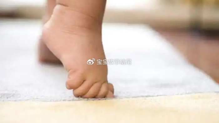 爱光脚的宝宝，会有哪些好处？看完这几点，令人感慨