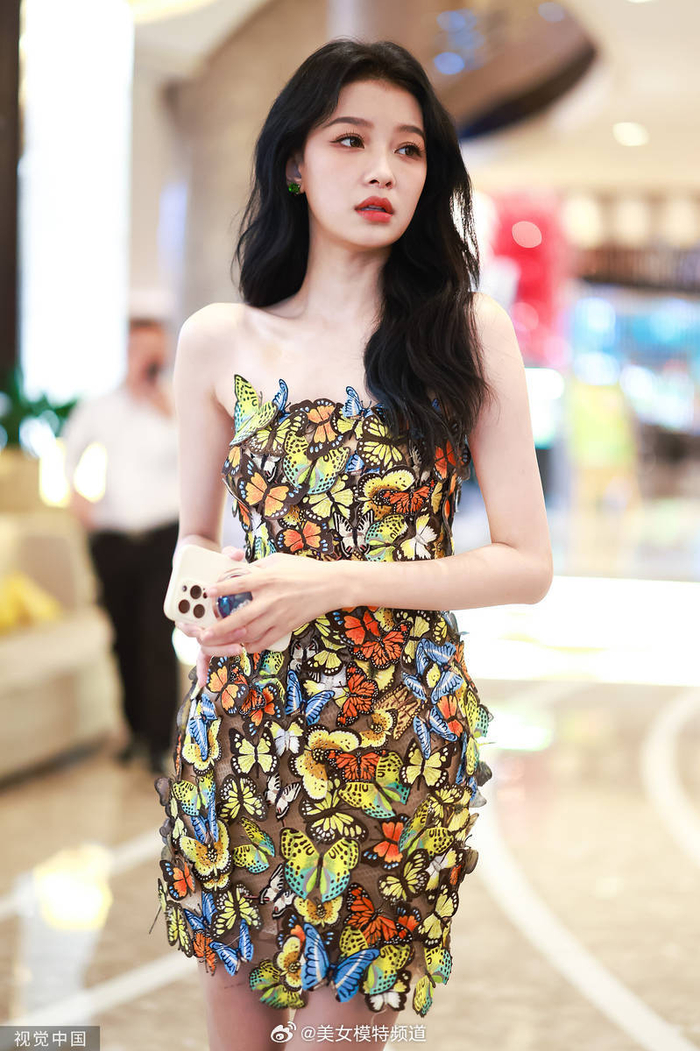 孙怡身穿蝴蝶抹胸裙露长腿轻抚秀发美艳动人气质出众