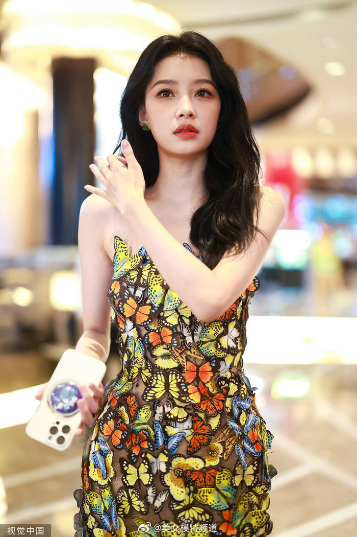 孙怡身穿蝴蝶抹胸裙露长腿轻抚秀发美艳动人气质出众