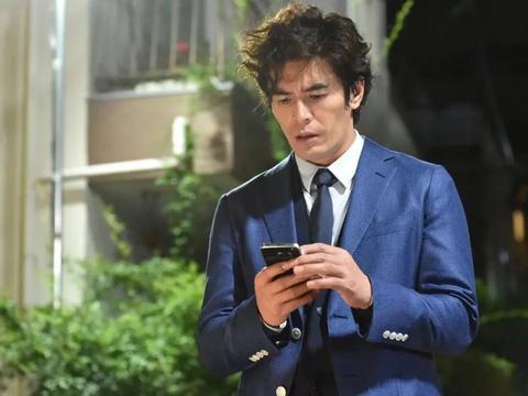 故事：中年男人危机下的抉择与回归