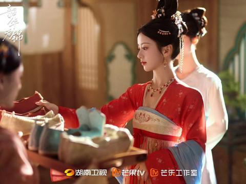 女主偷做坏事被男主拦腰抱起
