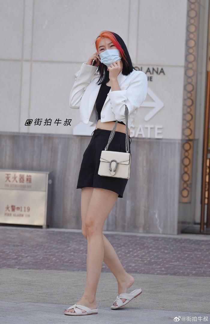 高挑美女穿着漂亮的韩系小西服出街