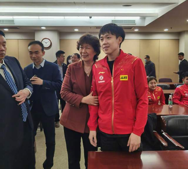 王励勤满脸笑容帅气依旧!国乒全主力集体亮相,被求合影人气旺
