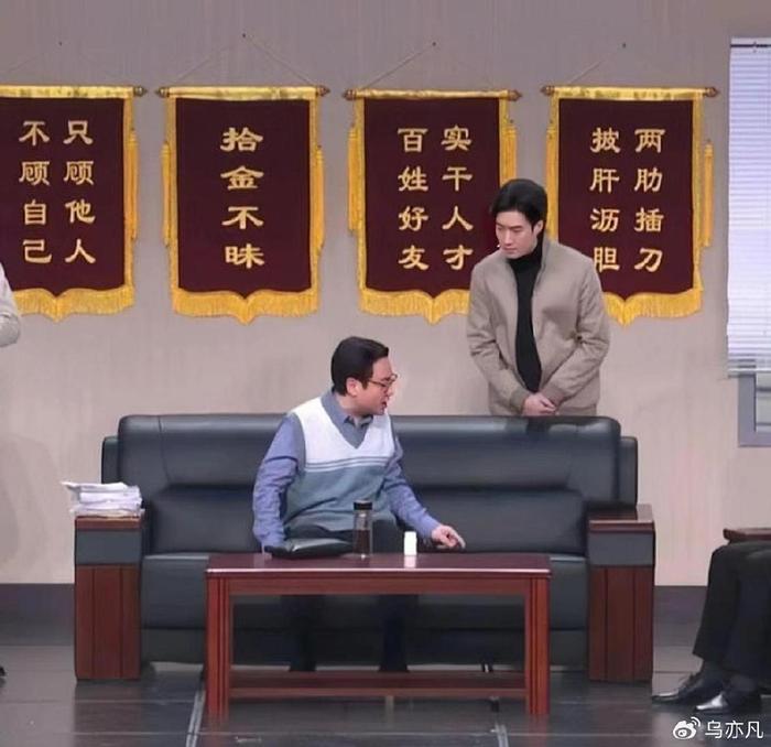 在去年語言類整體撲街的情況下,沈騰和馬麗主演的小品《坑》成了最亮