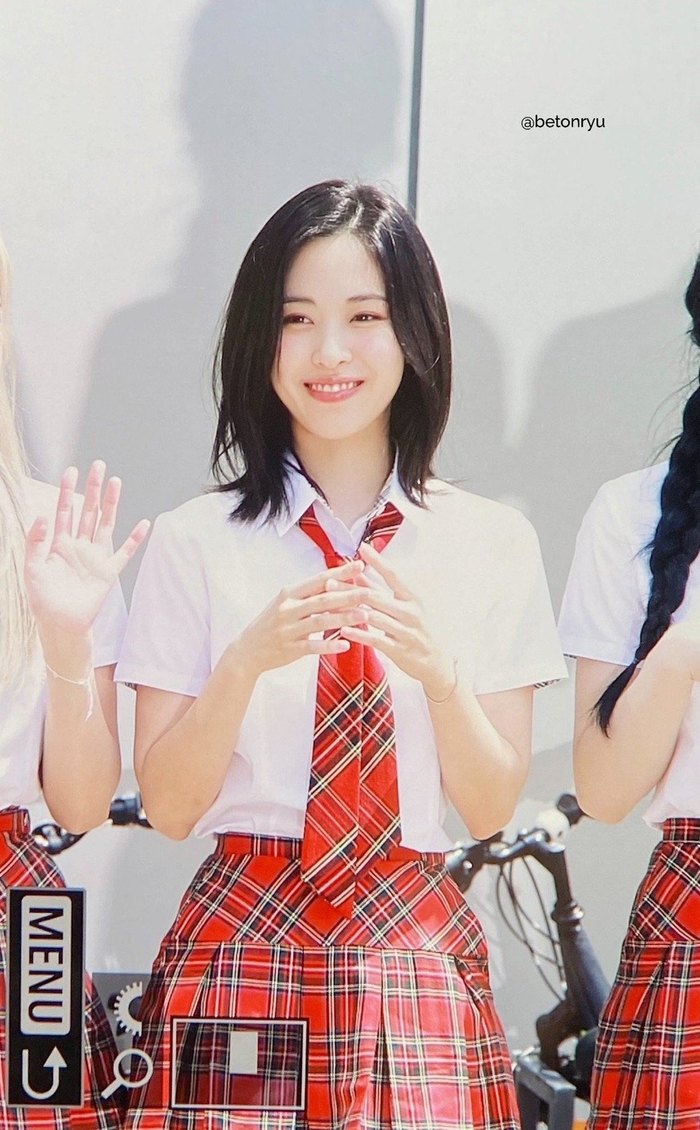 申留真认哥上班饭拍短发造型的漂亮学姐
