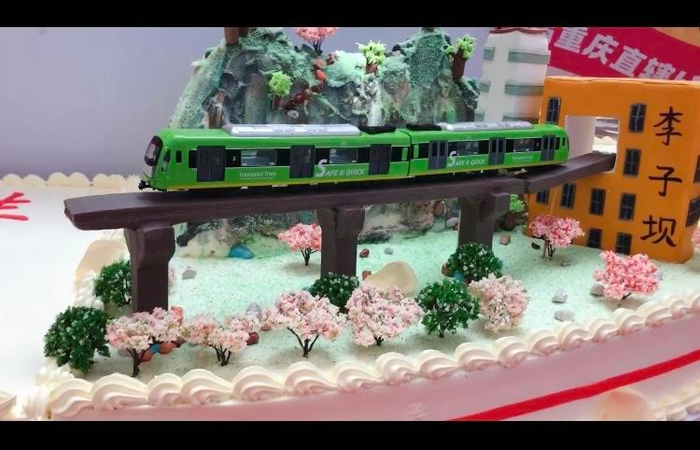 巨型小面蛋糕"庆生"重庆直辖27周年