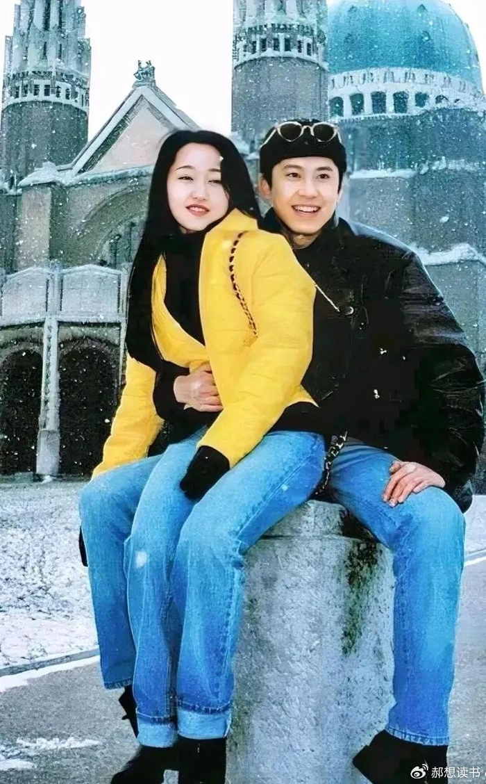 杨钰莹的同学照杀疯了,53岁的她依旧少女感满满,果然无爱一身轻