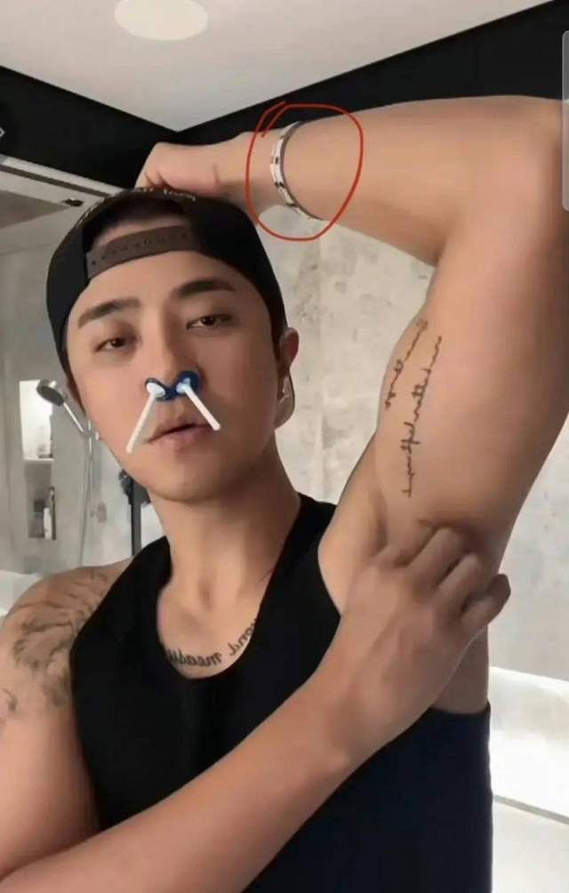 他手腕上戴了一个手镯,这个手镯造型很漂亮,看款式应该是相当昂贵的某