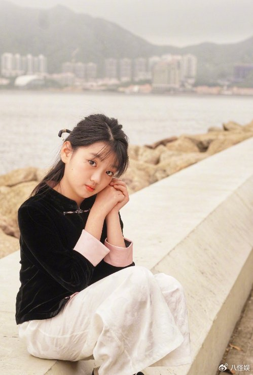 阿拉蕾从萌娃长成小美人,穿黑马褂拍照漂亮又英气,太适合大荧幕
