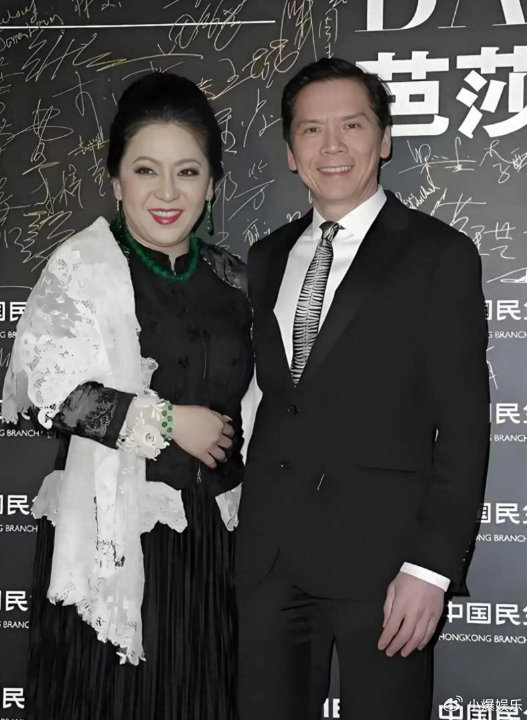 向华强自曝与向太分房十多年!78岁大佬的婚姻真相:相爱和尊重不矛盾|陈岚(向太)|夫妻|情感|感情|电影公司_新浪新闻