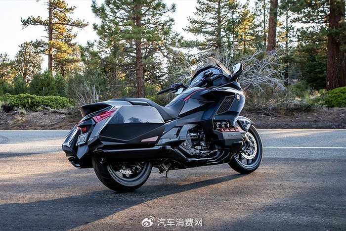 本田gl1800金翼宝马r18洲际旅行家哈雷旗舰滑翔回到产品本身,宝马r18