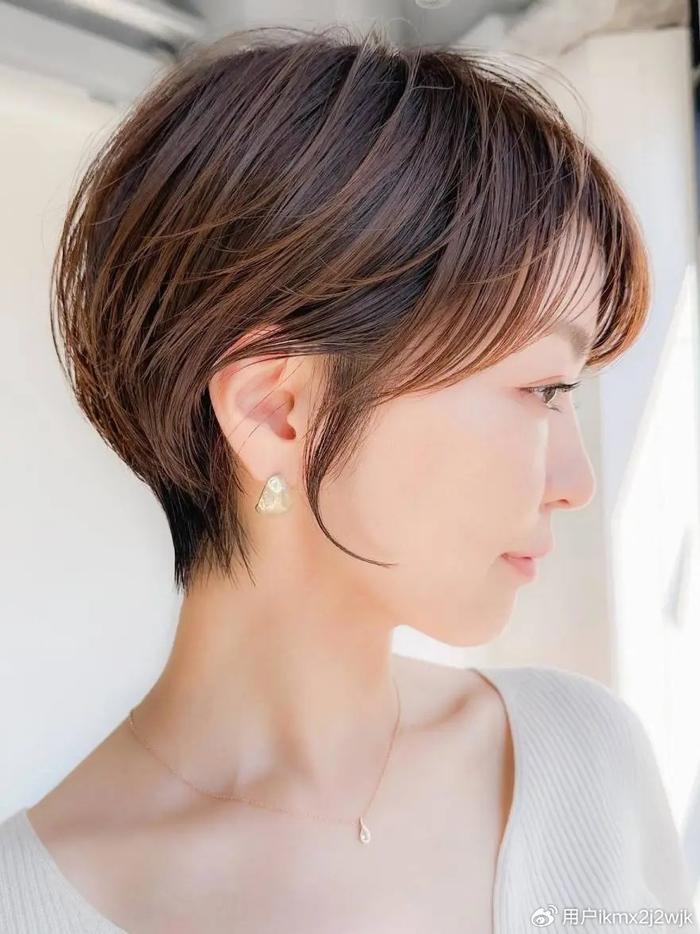 总之,对于 30 到 40 岁的女性来说,挂耳短发是一种非常理想的发型选择