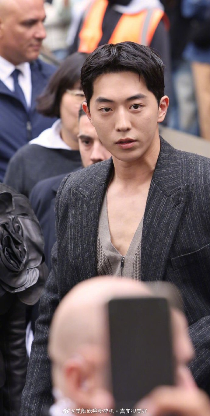 南柱赫退伍后的首个活动,现身巴黎时装周,生图状态在线!