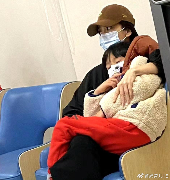事业受挫后杨颖深夜带小海绵看急诊,面容憔悴抱娃不撒手|杨颖|海绵