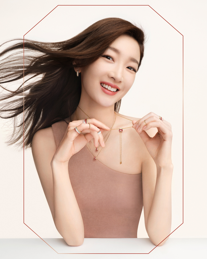 自由爱,大胆爱.全球品牌代言人@周冬雨 续写系列的浪漫新篇