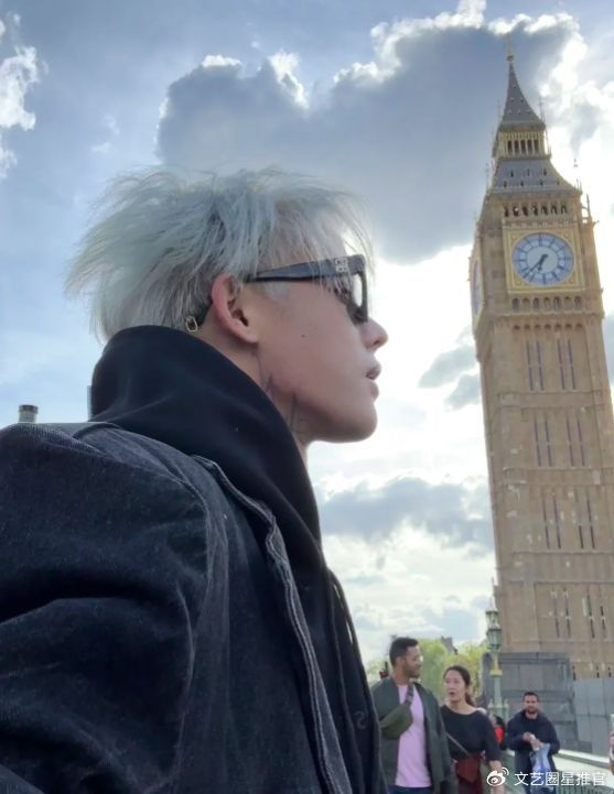 殷世航晒伦敦留学日常坐豪车抽烟吞烟吐雾连车牌都是定制款