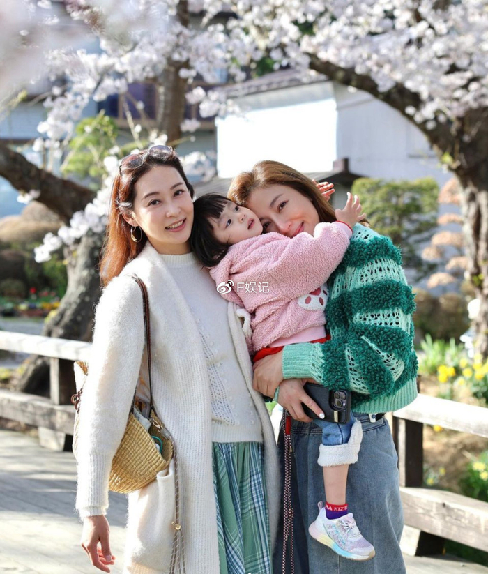 与姐姐杨卓娜一家人出国旅游 杨怡罗仲谦与子女温馨互动
