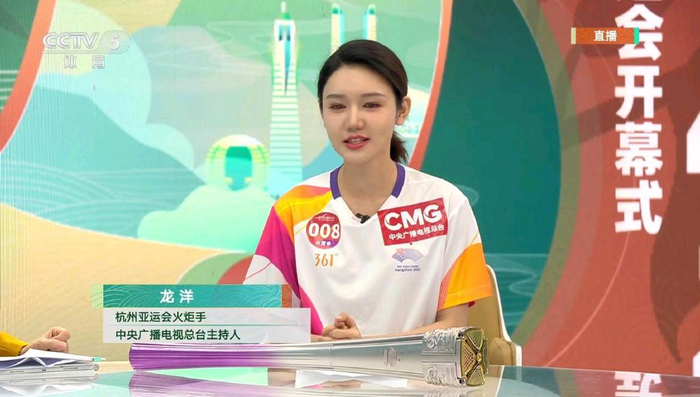 龙洋高光的一天,首次主持c5体育新闻,担任亚运火炬手并接受访谈