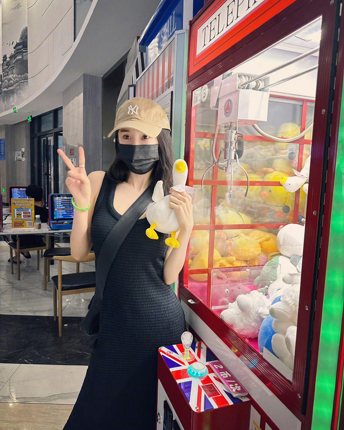 杨幂抓娃娃plog黑色长裙卡奇色棒球帽又美又可爱