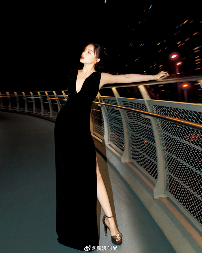 演员袁姗姗身穿bally秋冬女士v领连衣裙