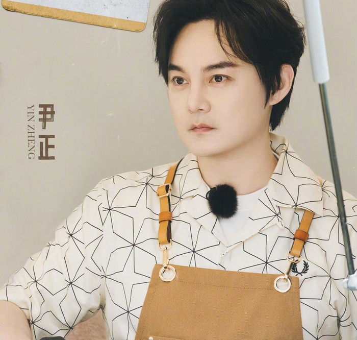 尹正和哈妮克孜在街头修行李箱,好接地气