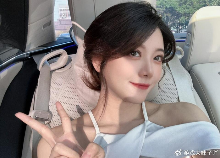 骆歆彻底放飞自我,穿真空装直播,超管连续发出警告