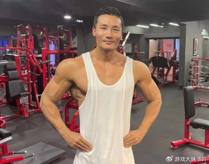 男主播也开始擦边了公会组织肌肉男团一个月工资几十万