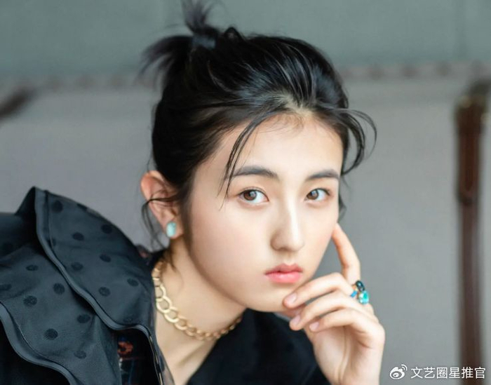 张子枫近照瘦脱相,锁骨肋骨很突出像纸片人,白幼瘦审美引争议__财经