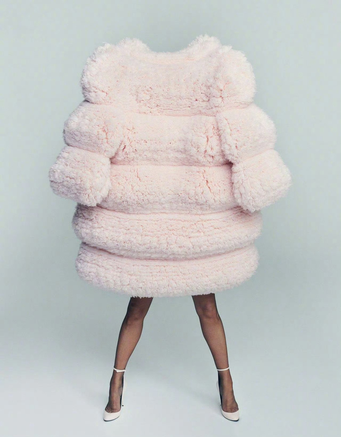 席琳迪翁céline dion身穿alaia和巴黎世家登上《vogue》