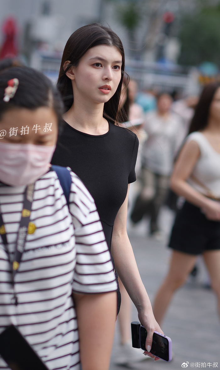 美女穿着性感的透视连体衣出街