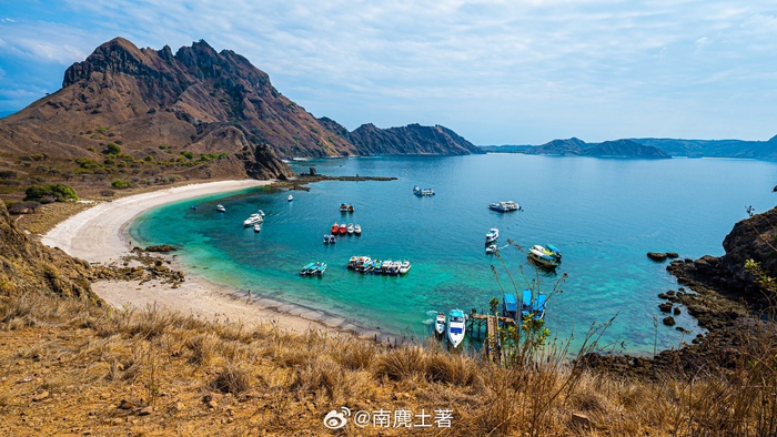 印尼科莫多国家公园,碧海蓝天,珊瑚遍布,登高远眺