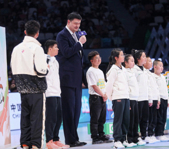 时隔16年姚明与当年在汶川地震中展现英勇的小英雄林浩重逢