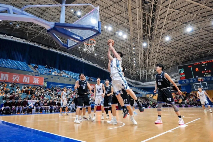 篮球场上少年肆意奔跑……__财经头条