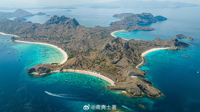印尼科莫多国家公园,碧海蓝天,珊瑚遍布,登高远眺