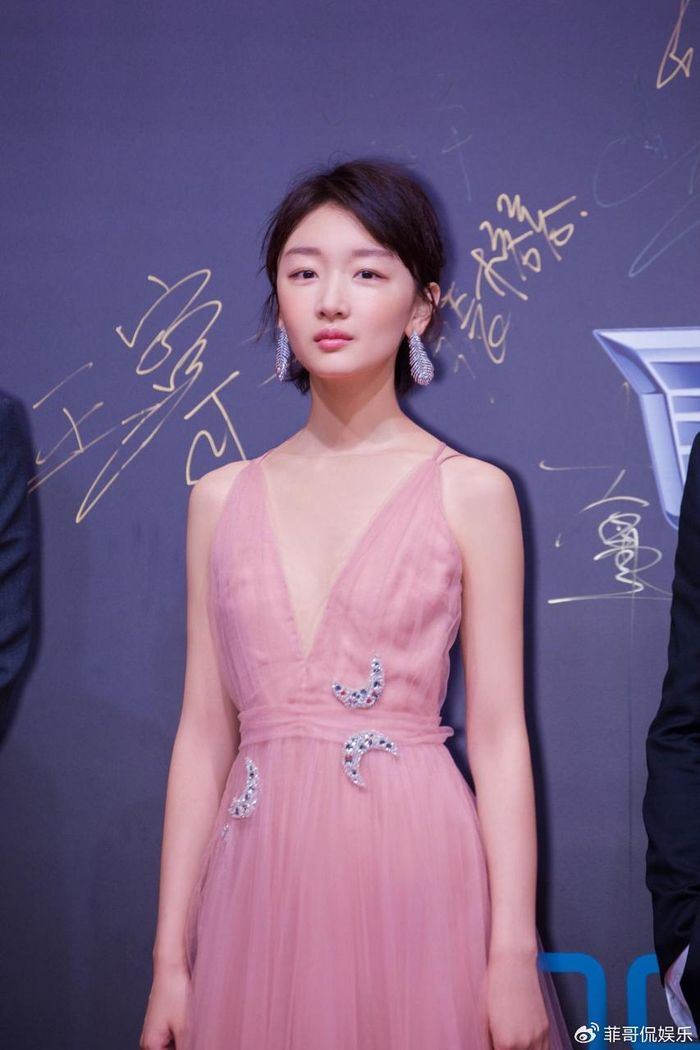 金鸡奖将周冬雨露肩礼服p成全包裙,连于适也遭遇后期"加衣"|周冬雨
